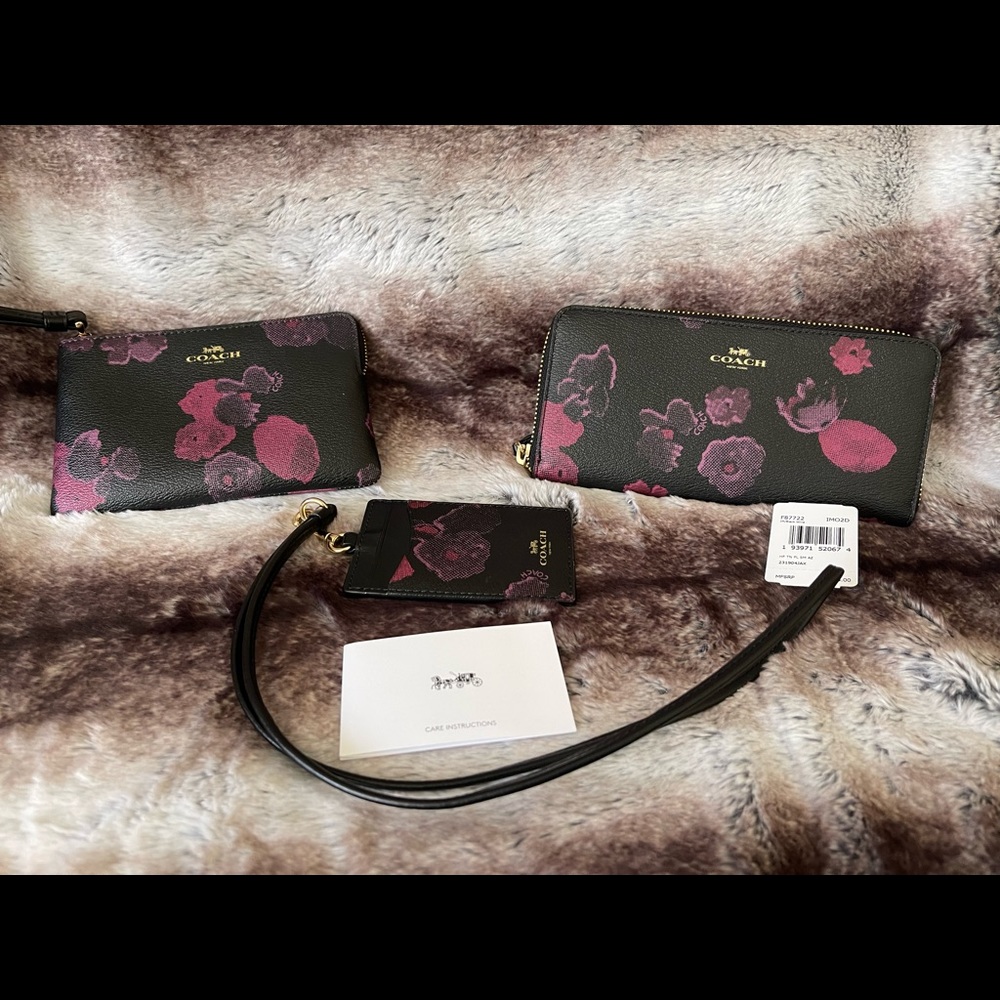 Coach zip wallet w/tags, lanyard and zip wristlet. Great deal!